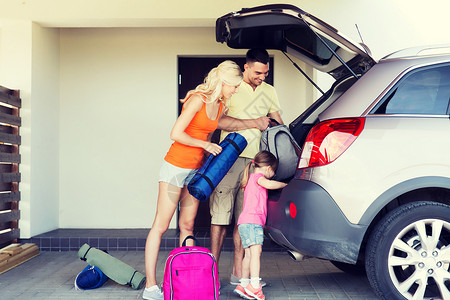 交通,休闲,旅游,公路旅行人们的幸福的家庭包装东西汽车家里停车图片