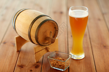 啤酒厂,饮料酒精啤酒璃,花生木桶桌子上图片