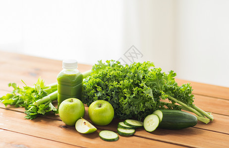 健康饮食,食物,饮食素食瓶与绿色果汁,水果蔬菜木桌上图片