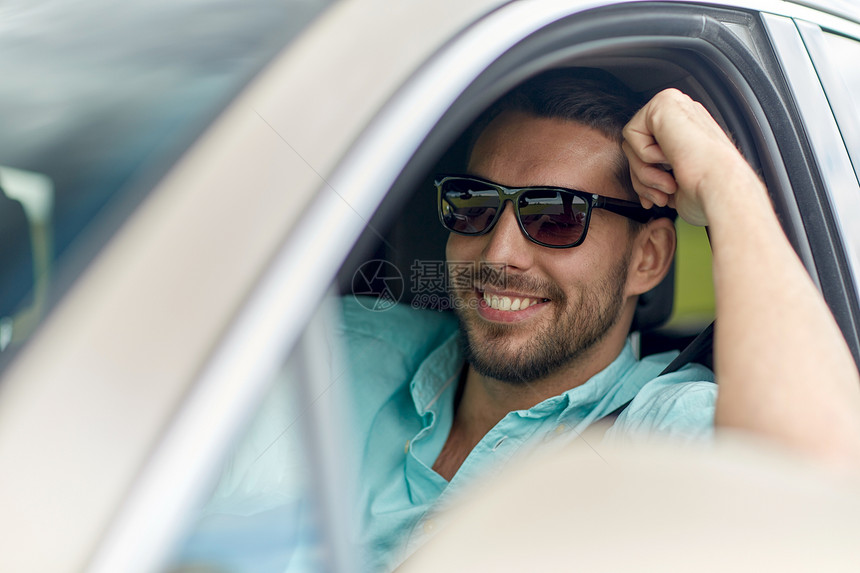 公路旅行,交通,旅行人的快乐的微笑男人戴着太阳镜驾驶汽车图片