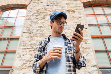 休闲,技术,沟通人的男人与智能手机喝咖啡次纸杯短信城市街道图片