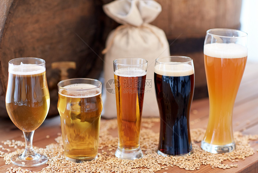 啤酒厂,饮料酒精旧啤酒桶,眼镜袋子与麦芽木制桌子上图片