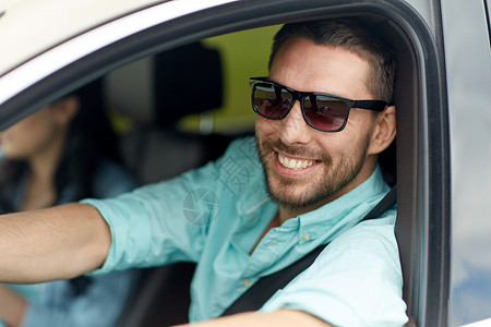 公路旅行,交通,旅行人的快乐的微笑男人戴着太阳镜驾驶汽车图片