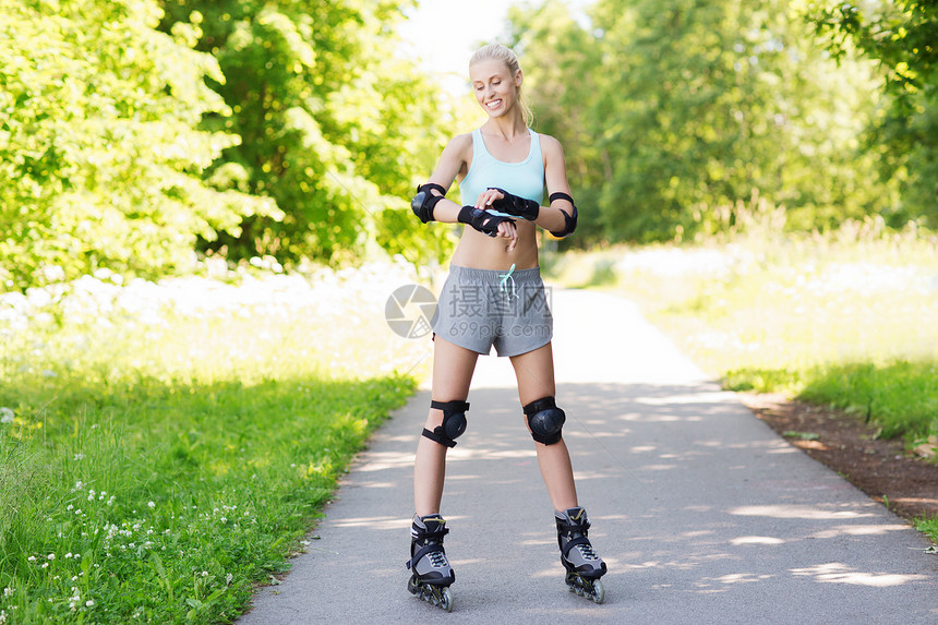 健身,运动,夏季,轮滑健康的生活方式的快乐的轻妇女轮滑保护装备骑户外图片