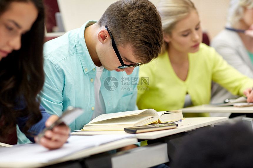 教育,高中,大学,学人的男学生眼镜阅读书籍讲座图片