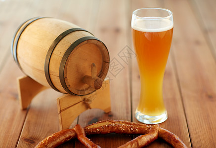 啤酒厂,饮料酒精啤酒璃,椒盐卷饼木桶桌子上图片