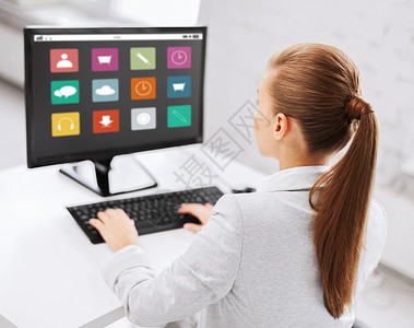 商业,人,技术教育女商人学生女孩与菜单图标电脑屏幕上坐办公室桌子上图片