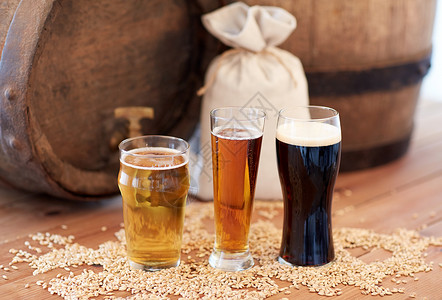 啤酒厂,饮料酒精旧啤酒桶,眼镜袋子与麦芽木制桌子上高清图片