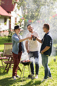 休闲,食物,人,友谊假期的快乐的朋友烧烤烧烤喝啤酒夏季户外聚会图片