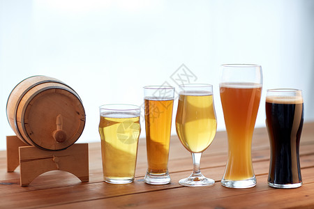 啤酒厂,饮料酒精同的啤酒眼镜桶桌子上图片