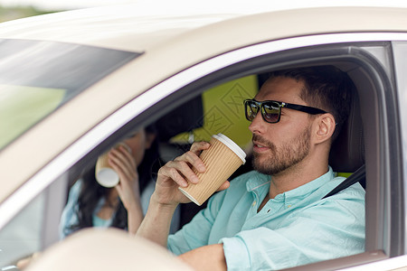 休闲,公路旅行,旅行,家庭人的快乐的男人女人开车带着咖啡图片