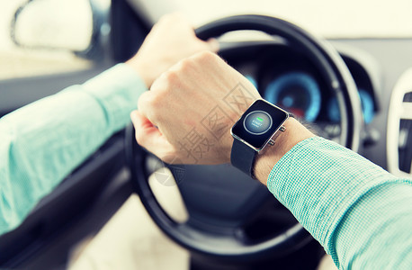 运输,商务旅行,技术,时间人的与发动机启动按钮的智能手表驾驶汽车图片