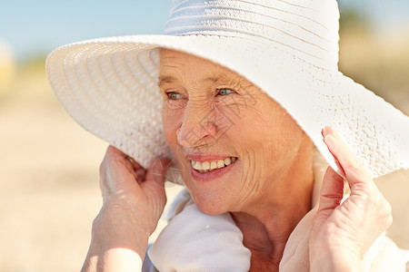 龄,休闲人的接近快乐的老妇女太阳帽夏季海滩图片