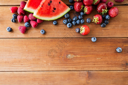 健康的饮食,食物,饮食素食的树莓与草莓,黑莓西瓜片木桌上图片