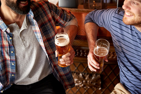 人,男人,休闲,友谊沟通的亲密的快乐男朋友酒吧酒吧喝生啤酒图片