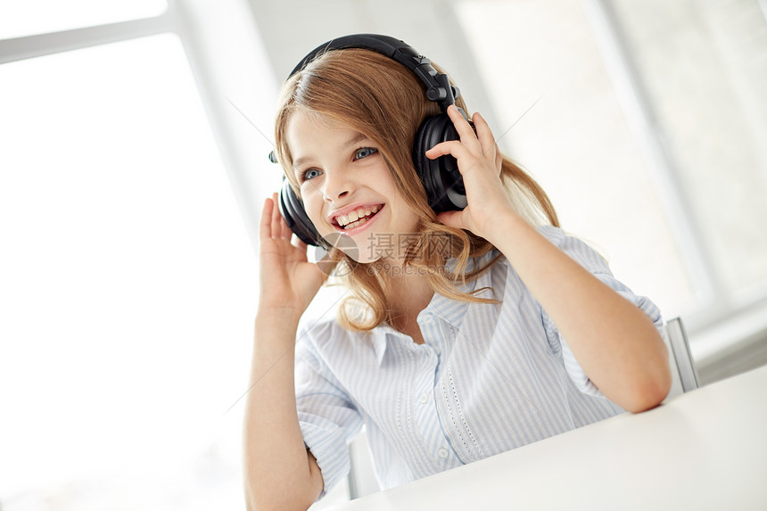 人,孩子,休闲,技术音乐微笑的小女孩带着耳机家图片