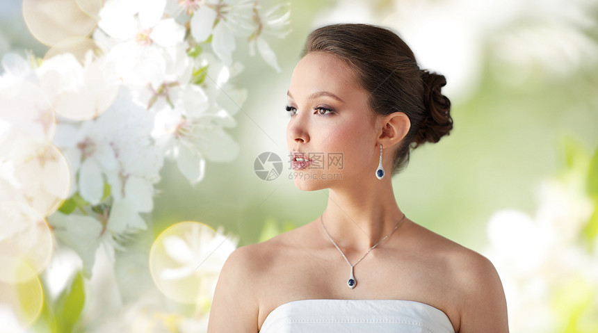 美丽,珠宝,婚礼配件,人奢侈的美丽的亚洲妇女新娘与耳环吊坠自然春天樱花背景图片