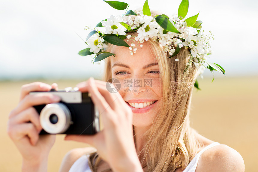 自然,暑假,假期人们的快乐的女人花圈用电影相机户外拍照图片