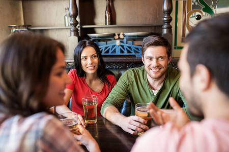 人,休闲,友谊沟通的快乐的朋友喝啤酒,酒吧酒吧聊天高清图片