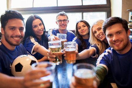 体育足球人休闲快乐的朋友球迷酒吧酒吧碰杯庆祝胜利图片