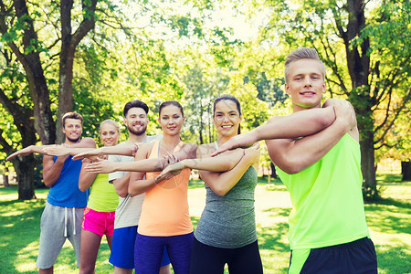 健身,运动,友谊健康的生活方式群快乐的青少朋友运动员新兵训练营锻炼伸展双手背景图片