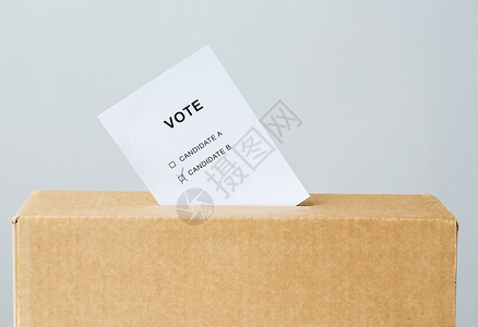 投票公民权利选举时将两名候选人插入投票箱选举时插入投票箱插槽背景