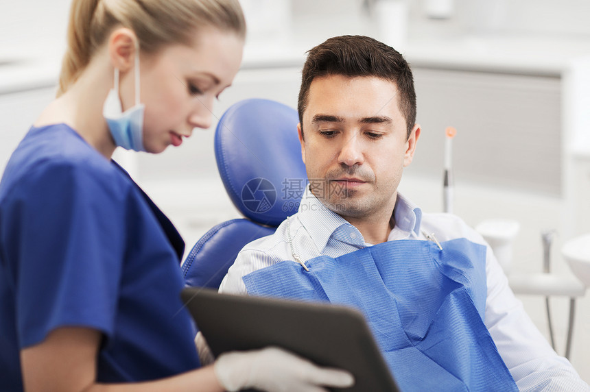 人,医学,口腔医学保健女牙医平板电脑给男病人牙科诊所办公室图片