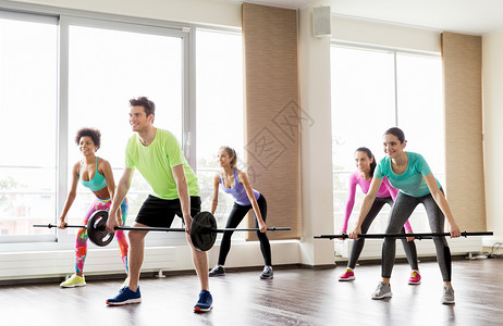 健身,运动,训练生活方式的群人健身房用杠铃棒锻炼图片