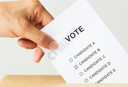 投票公民权利人民密切男的手,选举时选举的投票箱背景图片