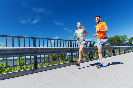 健身,运动,友谊健康的生活方式微笑夫妇与心率手表夏季海边跑步图片