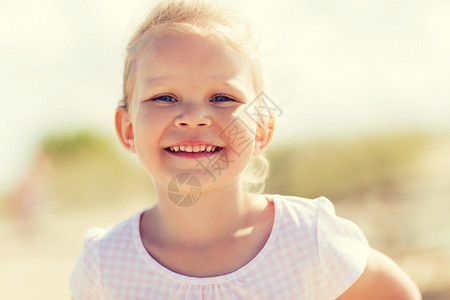夏天,童,幸福人的快乐美丽的小女孩肖像户外图片