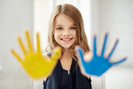 教育创造艺术人儿童的快乐的女孩家里展示手绘手掌图片