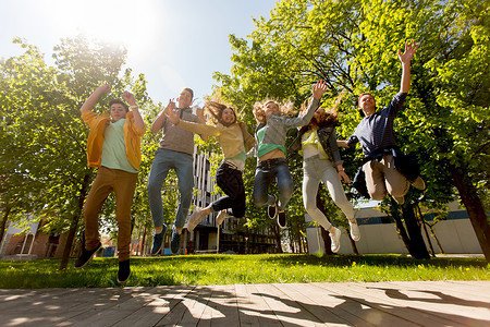 友谊,运动,行动,自由人的群快乐的十几岁的学生朋友户外跳跃图片