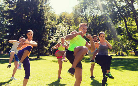 健身,运动,武术,自卫健康的生活方式群十几岁的朋友运动员锻炼新兵训练营背景图片