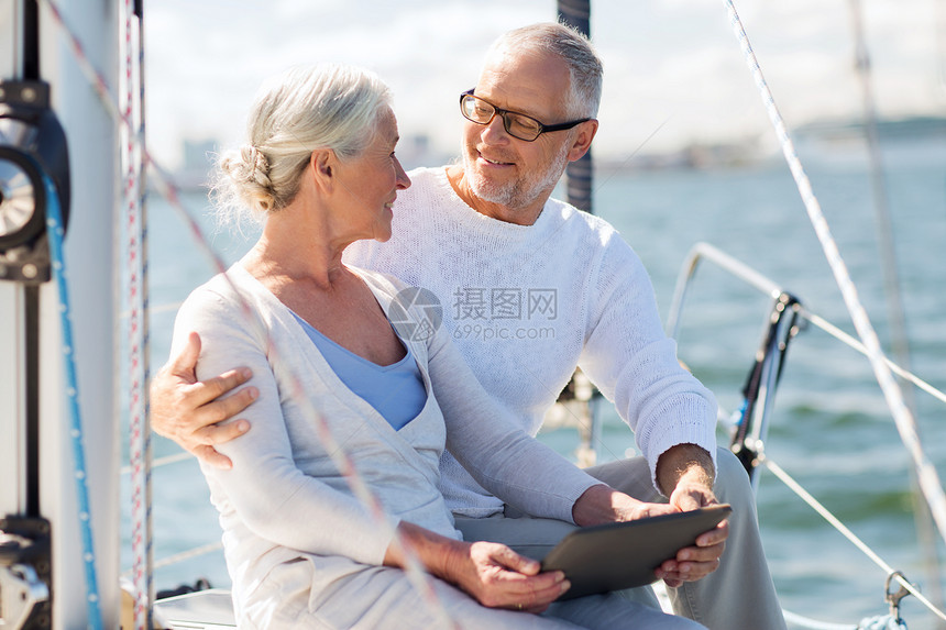 航海,技术,旅游,旅游人的快乐的老夫妇与平板电脑帆船游艇甲板漂浮海上图片