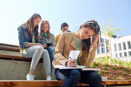 教育,欺凌,高中,社会关系人的快乐的学生女孩与书中的同学遭受嘲弄背景图片