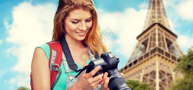 旅行,旅游人的快乐的轻妇女背包相机拍摄埃菲尔铁塔的背景图片
