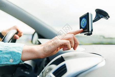 运输,商务旅行,技术人的近距离的男手指向生态模式图标小工具屏幕上驾驶汽车图片