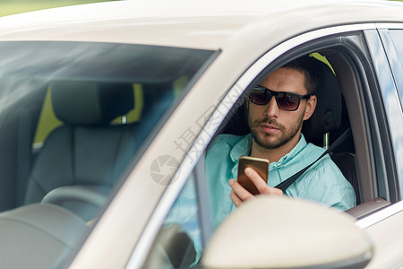 公路旅行,交通,旅行,技术人的戴太阳镜的人驾驶智能手机汽车图片