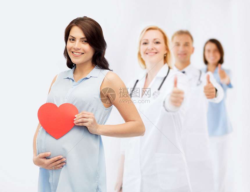 怀孕,医疗,医学,人期望快乐的孕妇,红色的心形触摸她的腹部超过医生产科医生大拇指背景图片