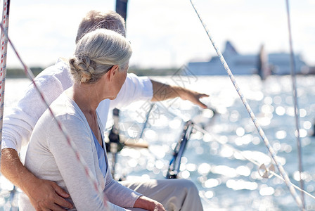 航海,龄,旅游,旅游人的快乐的老夫妇指着漂浮海上的帆船游艇甲板图片