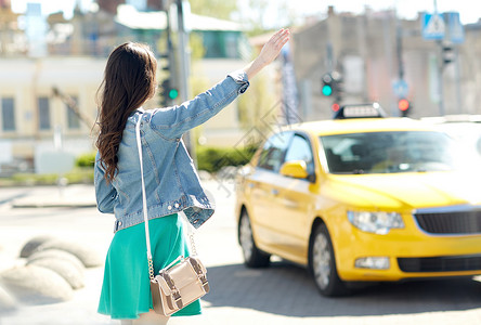 搭便车者手势,交通,旅游,旅游人的轻的妇女十几岁的女孩城市街道上乘出租车搭便车背景