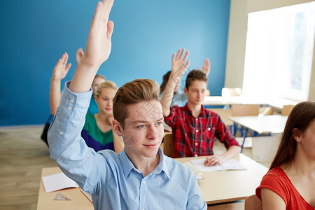 教育学人的群学生学校上课时举手图片