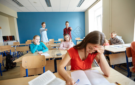 教育欺凌冲突社会关系人的学生学校背后取笑评判女孩同学背景