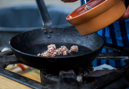 烹饪,亚洲厨房,销售食品烹饪把强制肉放炒锅街头市场的煤气炉亚洲街头市场图片