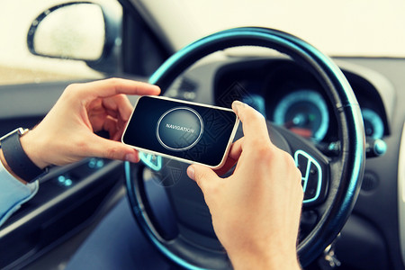 运输,商务旅行,技术人的靠近男的手与导航图标智能手机屏幕上的汽车图片