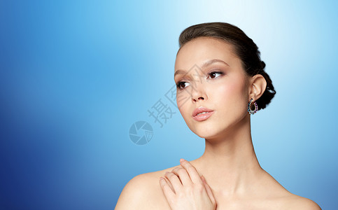 美丽,珠宝,配饰,人奢侈的特写美丽的亚洲女人的脸与耳环蓝色背景图片