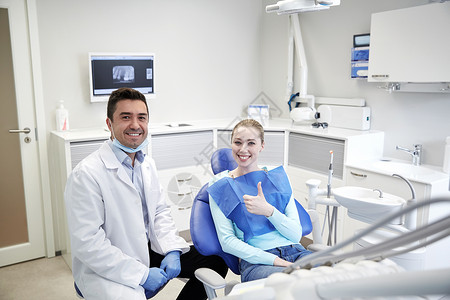 人,医学,口腔科保健快乐的男牙医与女病人牙科诊所办公室交谈背景图片
