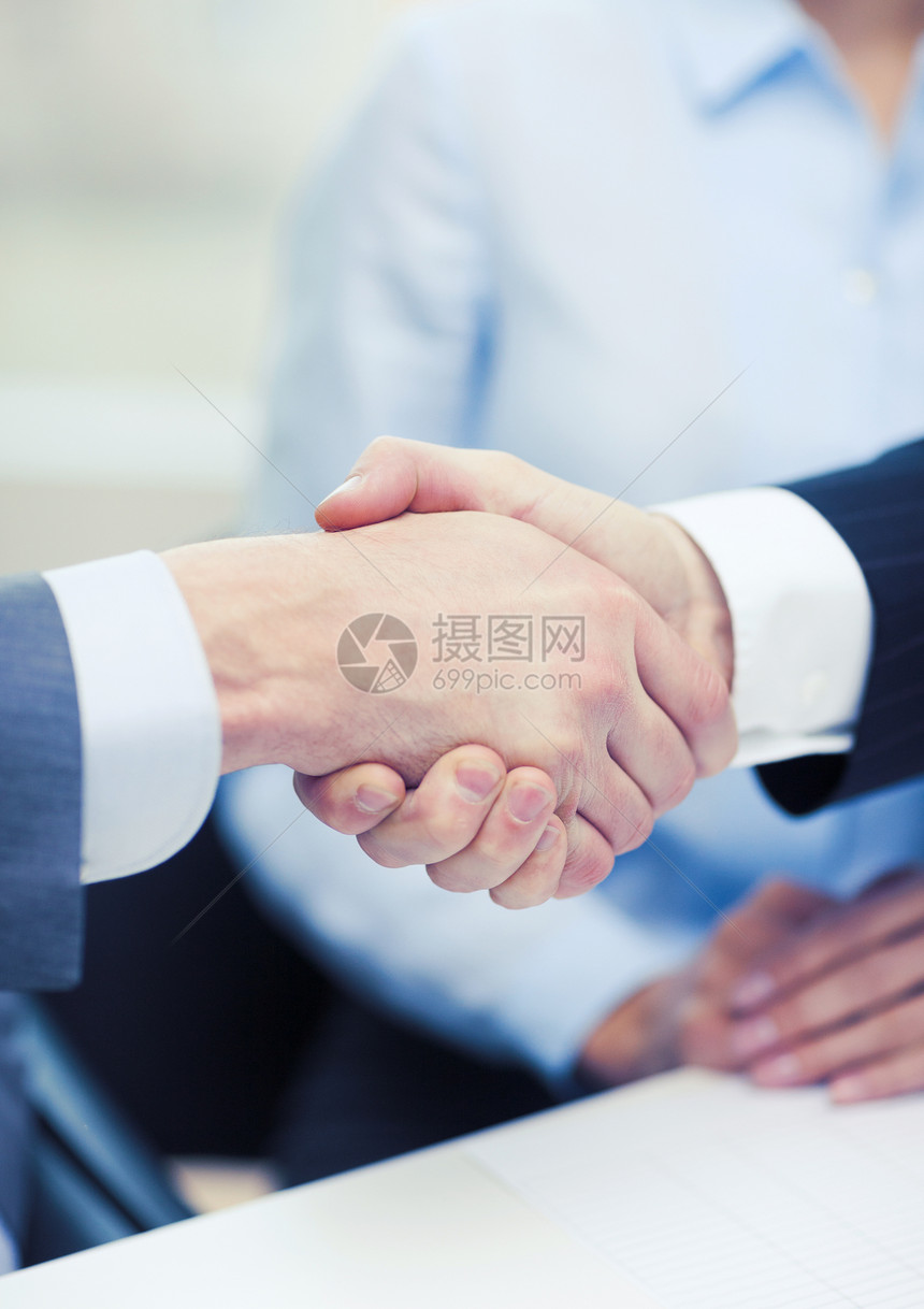 商业办公室两个商人办公室握手两个商人办公室握手图片