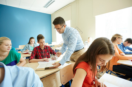 导师课程教育学校学教学人的群书老师帮助完成课堂任务的学生背景